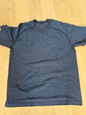Lululemon men’s shirt size XL